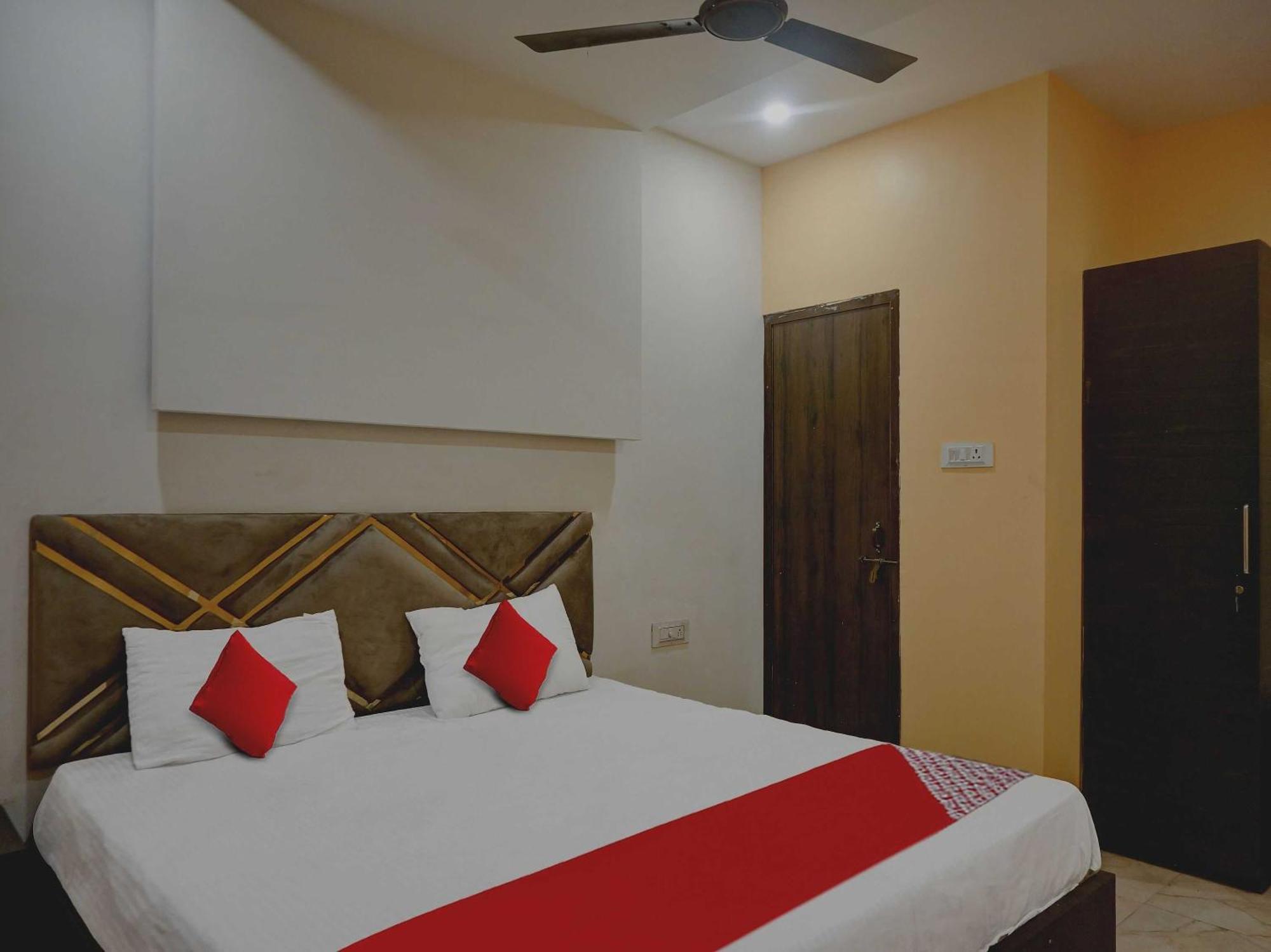 Hotel O Club Toronto Durg Екстериор снимка